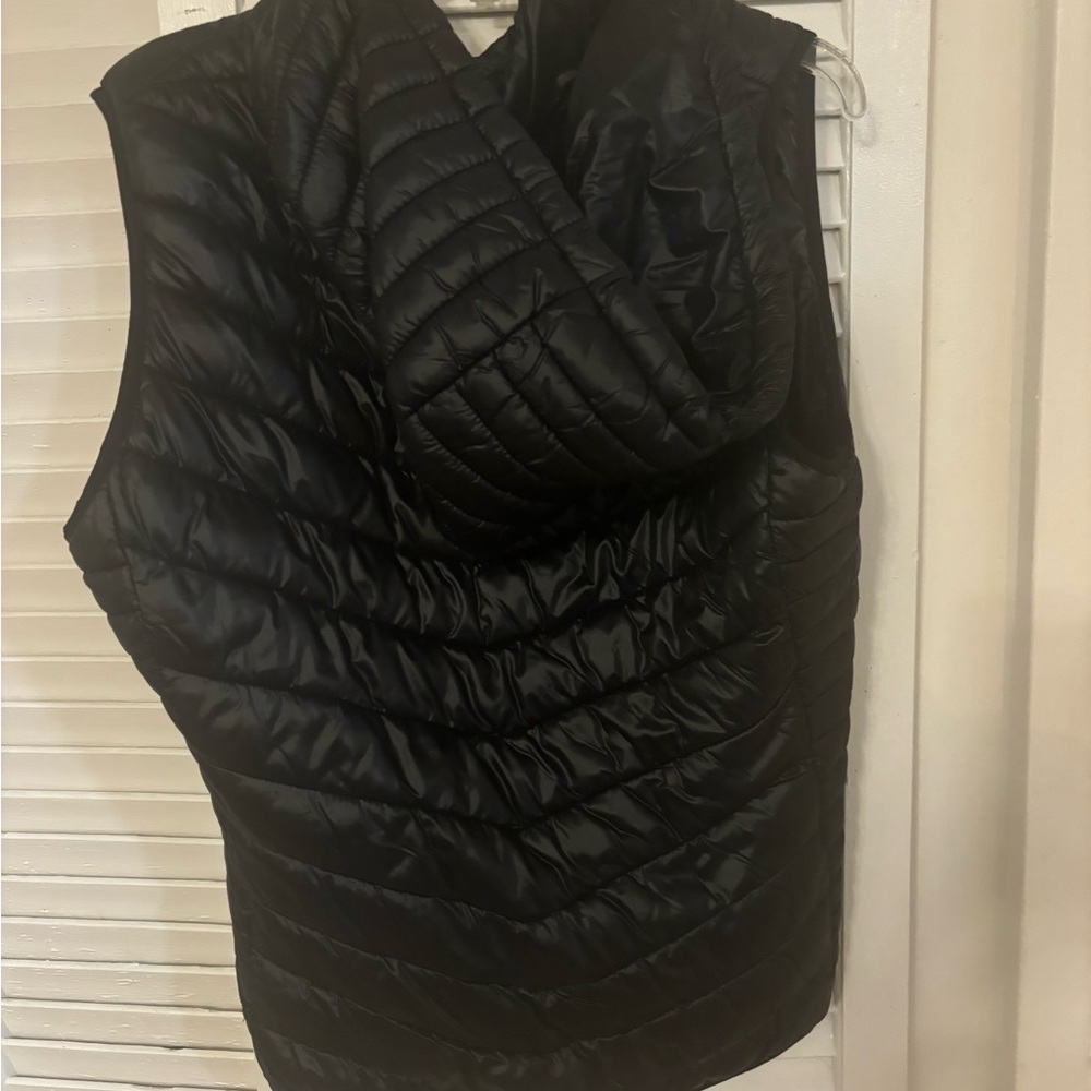 Black Old Navy black active vest. Size L